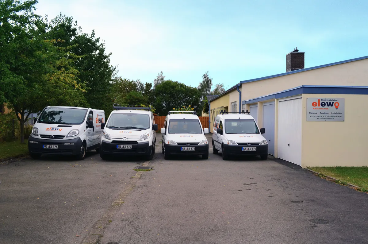 Fuhrpark von Elewo Elektroinstallation vor der Firmengarage in Goslar